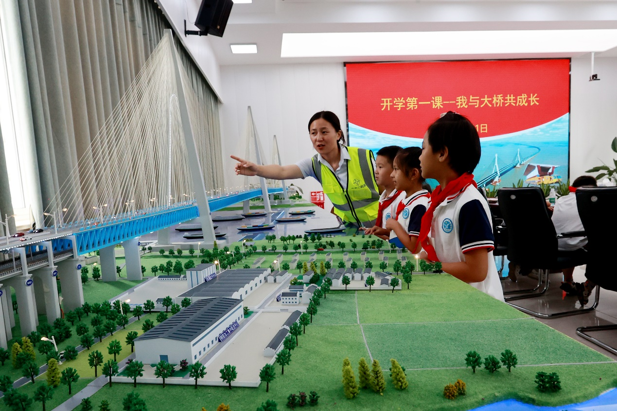 开学第一课——见证老家的成长 我与大桥共生长