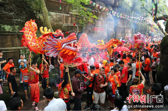 邕宁区举行“2021年中国传统村庄那蒙坡雷婆岭端午风俗文化节”勾当