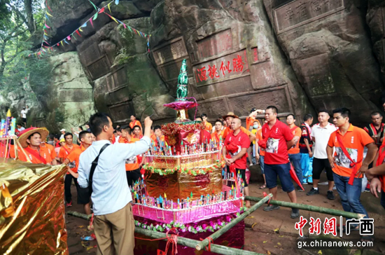 邕宁区举行“2021年中国传统村庄那蒙坡雷婆岭端午风俗文化节”勾当