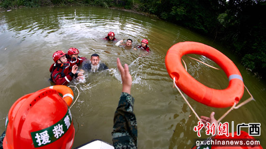 向险而行 桂林武警官兵水上救助备战汛期