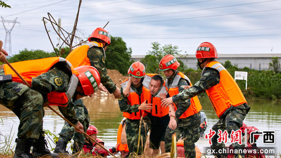向险而行 桂林武警官兵水上救助备战汛期
