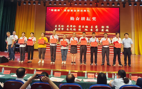 本日，西席走上红地毯接管学生弯腰行礼致敬