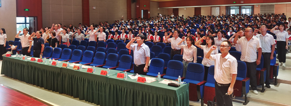 本日，西席走上红地毯接管学生弯腰行礼致敬