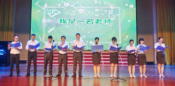 本日，西席走上红地毯接管学生弯腰行礼致敬