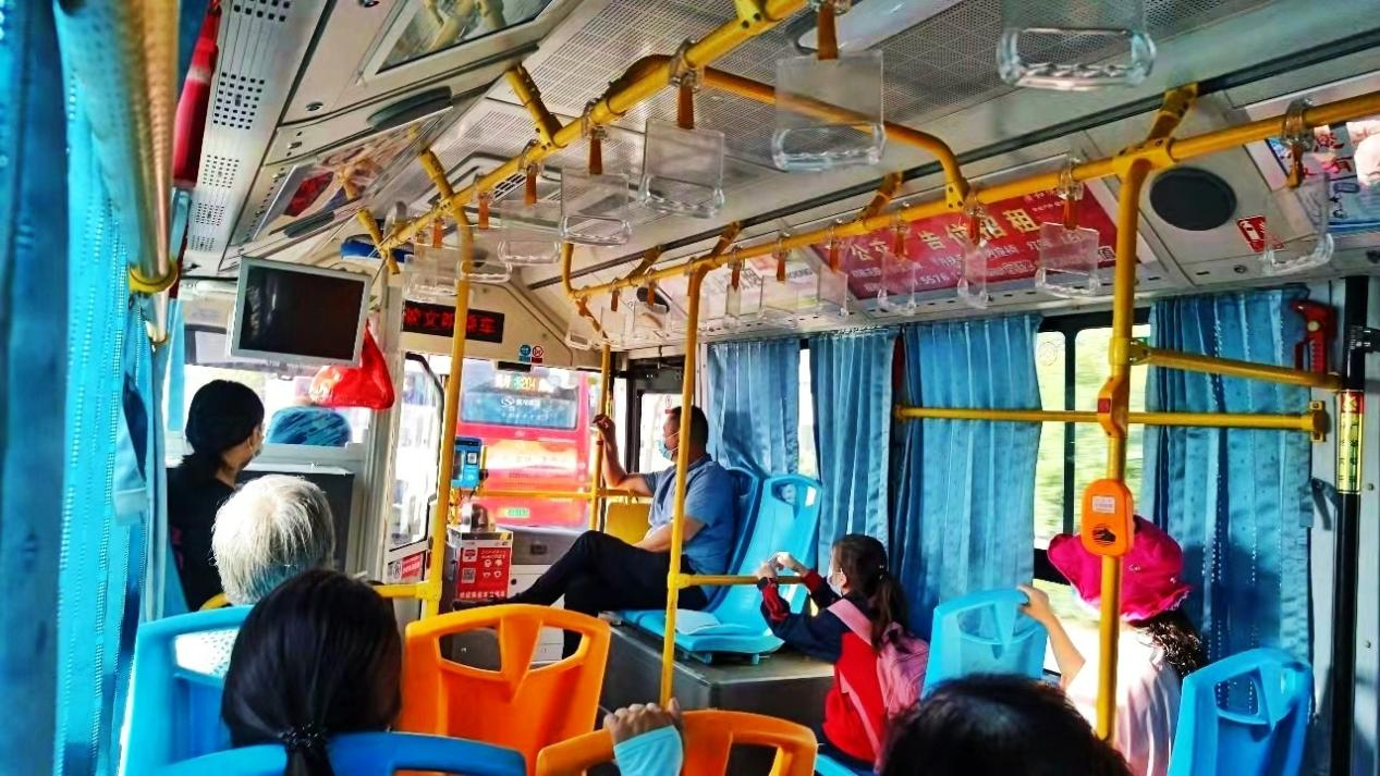 小学生搭错公交车 爱心司机绕道护送到校