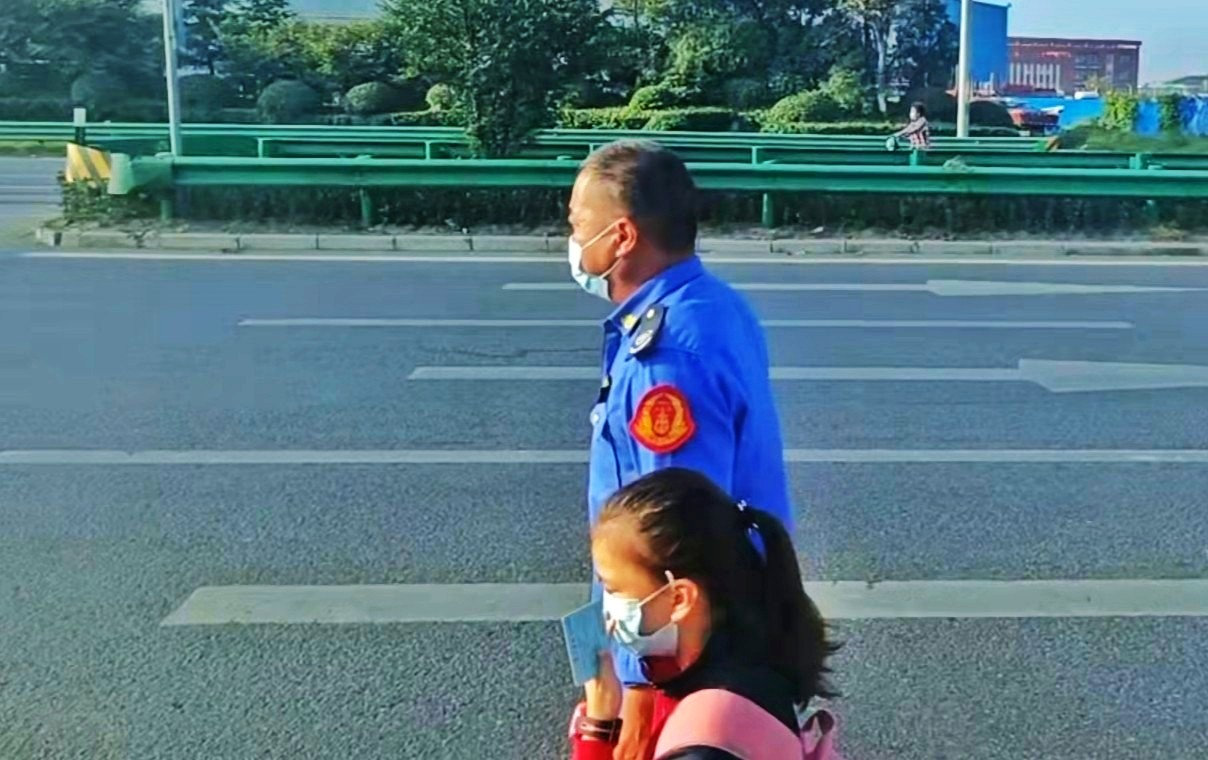 小学生搭错公交车 爱心司机绕道护送到校