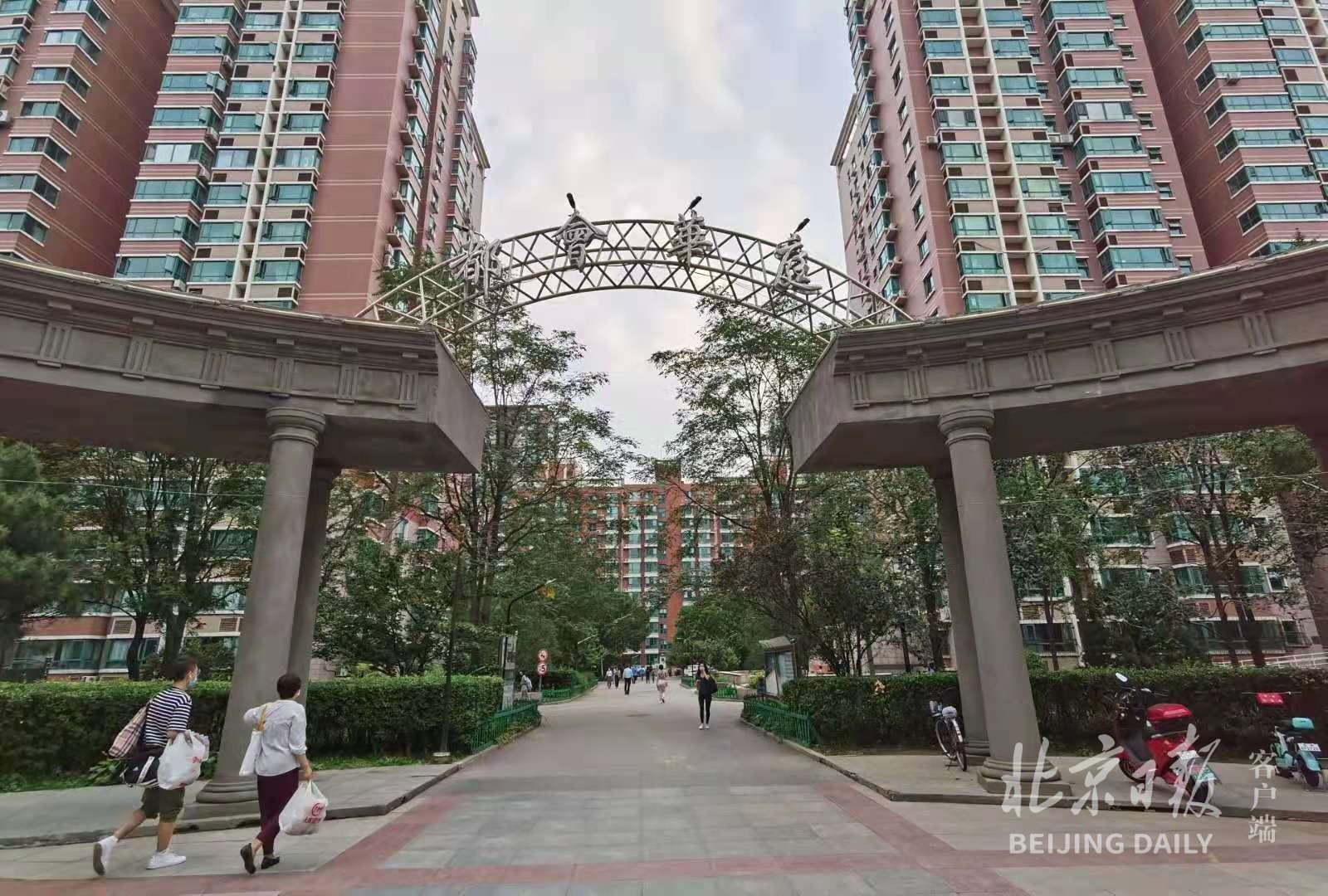 北京向阳某小区部门楼关闭只进不出，住民称正等核酸检测功效