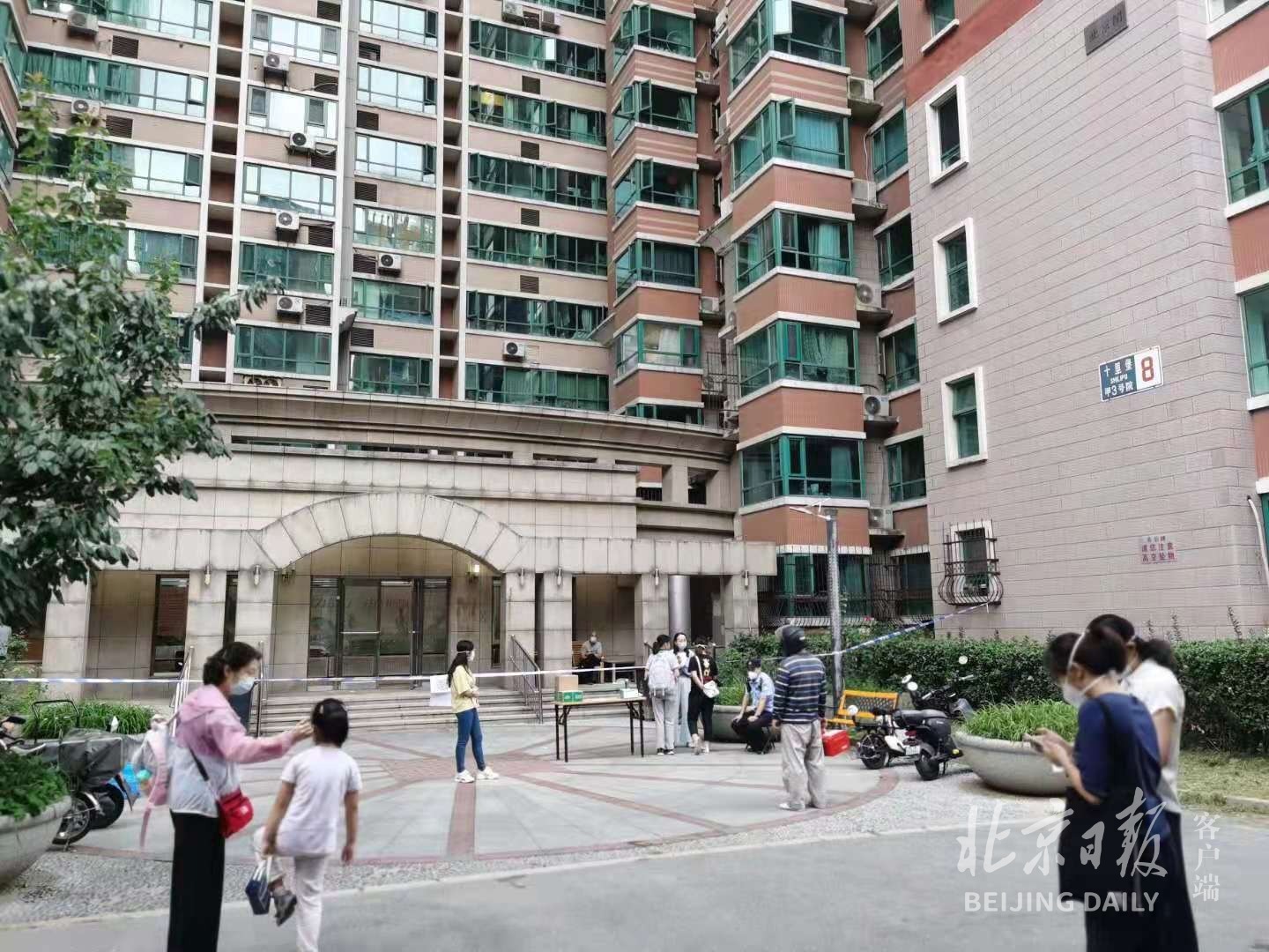 北京向阳某小区部门楼关闭只进不出，住民称正等核酸检测功效