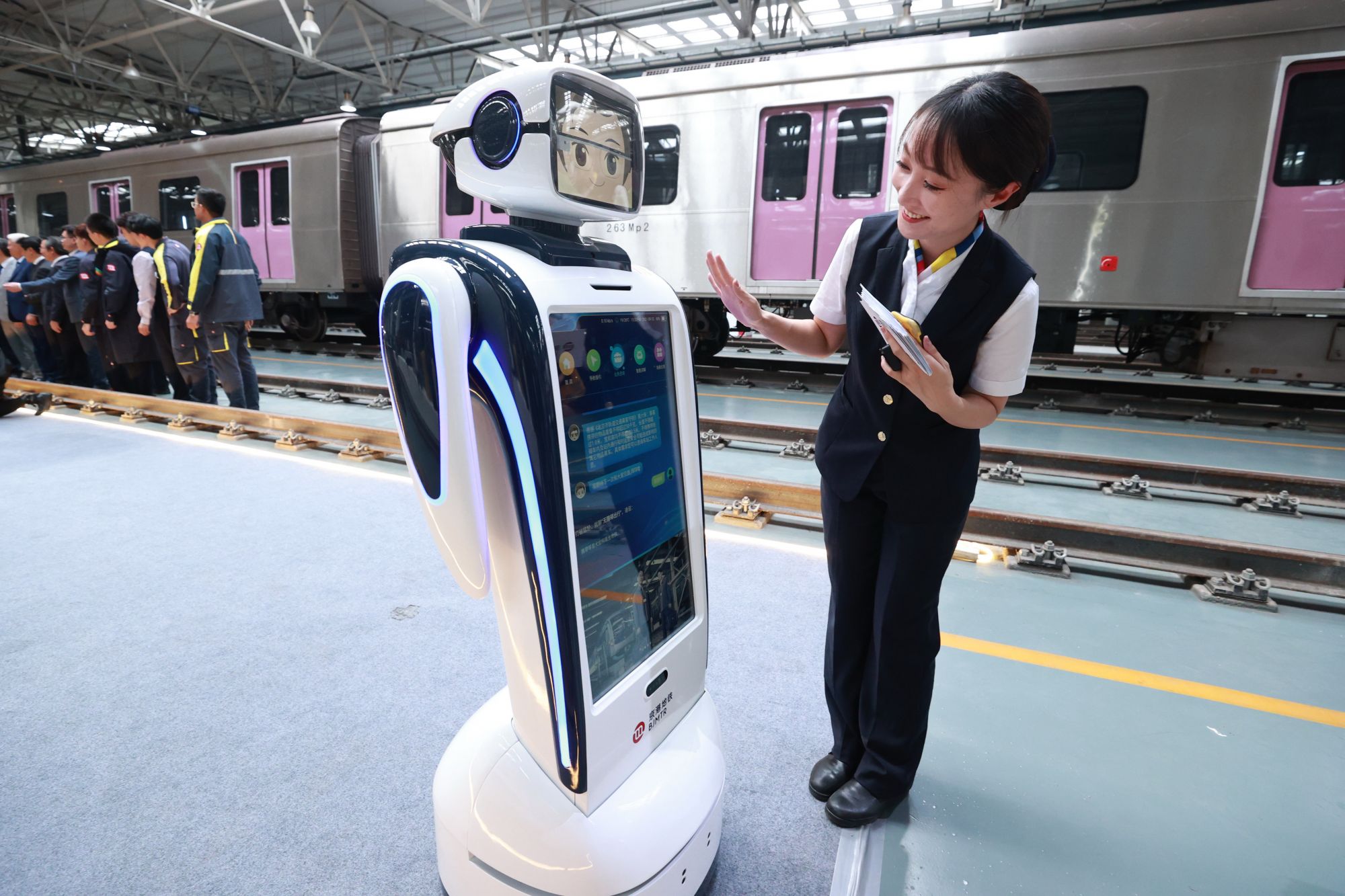 北京京港地铁员工着“新装”走秀 有颜又有料