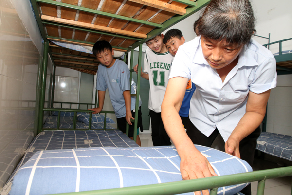 学叠被学洗衣 中学生新学期首月进修糊口技术