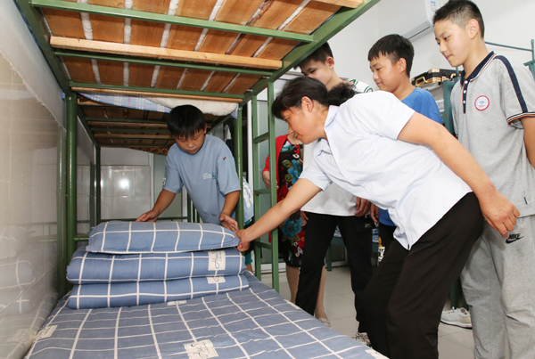 学叠被学洗衣 中学生新学期首月进修糊口技术