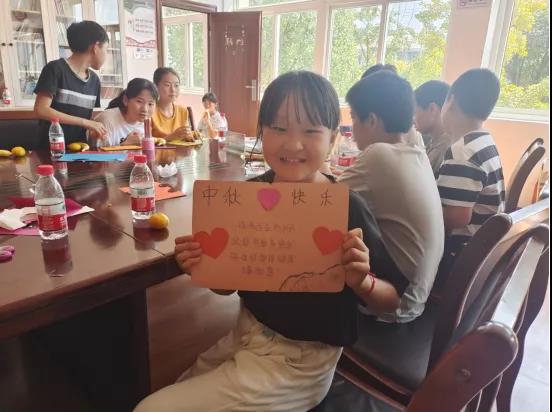 公益小教室里的生长微光——宣都市50个儿童处事站驻足民生做实事