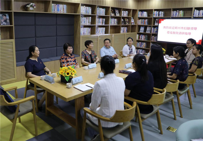 书香传承 捐书筑梦——郑州市妇联向郑州财税金融职业学院院捐赠图书