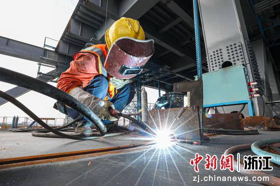浙江宁波高温下的大桥建树者