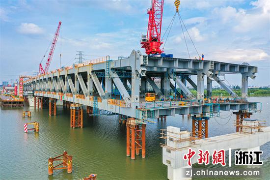 浙江宁波高温下的大桥建树者
