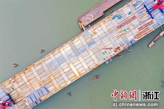 浙江宁波高温下的大桥建树者