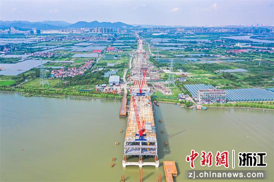 浙江宁波高温下的大桥建树者