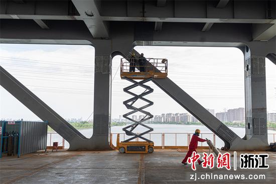 浙江宁波高温下的大桥建树者