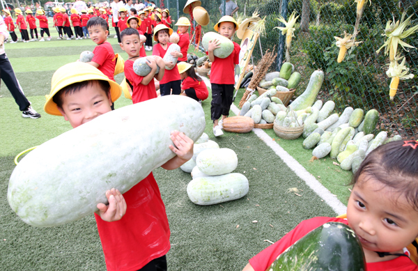 合肥一所幼儿园田园农耕趣味举动会秋收乐翻天