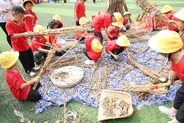 合肥一所幼儿园田园农耕趣味举动会秋收乐翻天