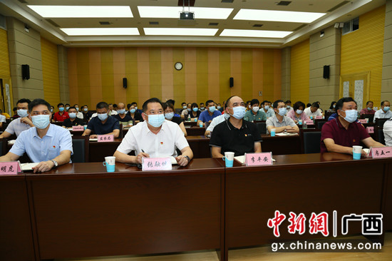 图为:党员干部在党史进修教诲念书班教室上凝听向导讲座 潘志安 摄 广西-东盟经开区讲学研并进 推进党史进修教诲走深走实