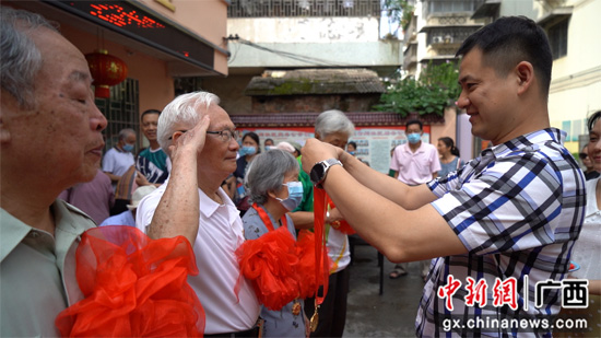 桂林叠彩街道党工委向老党员揭晓“庆幸在党50年”眷念章