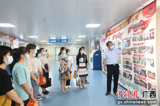 医学博士爱心助学 贫困学子登门“讲述”