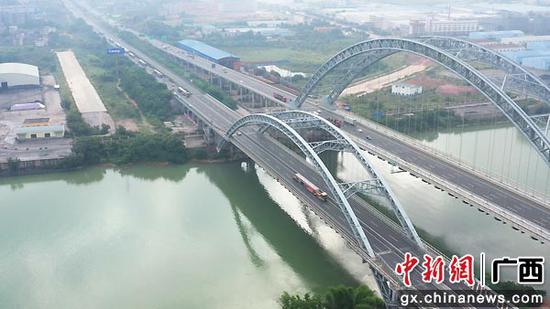 沙吴预制标箱梁运输车队经过六景郁江特大桥。梁魏 摄 南宁沙井至吴圩高速公路预制标箱梁运输工作圆满收官