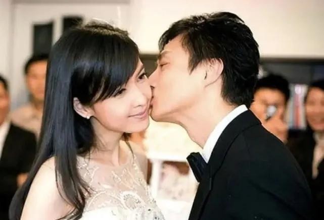 已是54岁的周慧敏，几经波折，终是圆满。