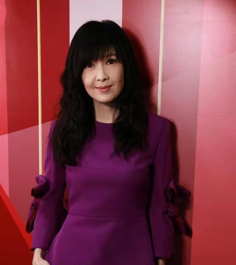 已是54岁的周慧敏，几经波折，终是圆满。