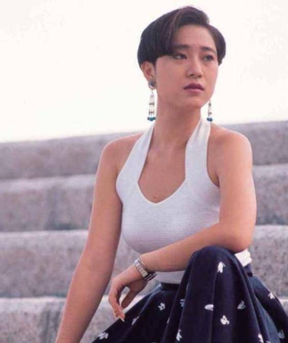 已是54岁的周慧敏，几经波折，终是圆满。