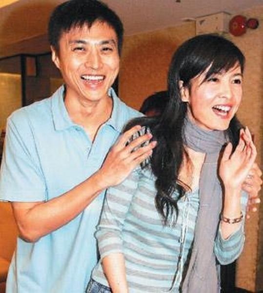 已是54岁的周慧敏，几经波折，终是圆满。