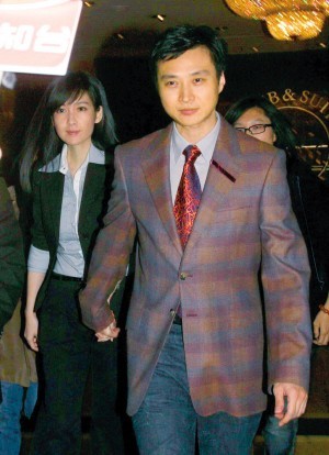 已是54岁的周慧敏，几经波折，终是圆满。