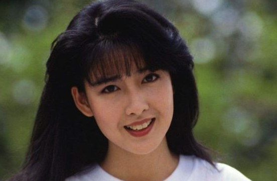 已是54岁的周慧敏，几经波折，终是圆满。