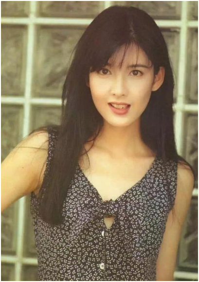 已是54岁的周慧敏，几经波折，终是圆满。