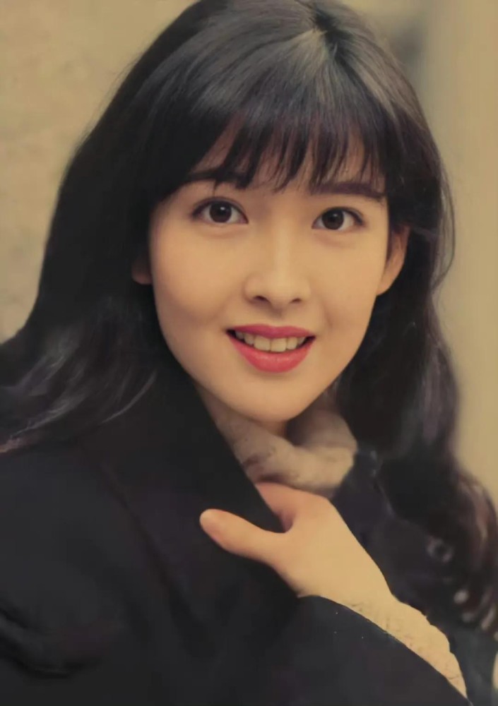 已是54岁的周慧敏，几经波折，终是圆满。