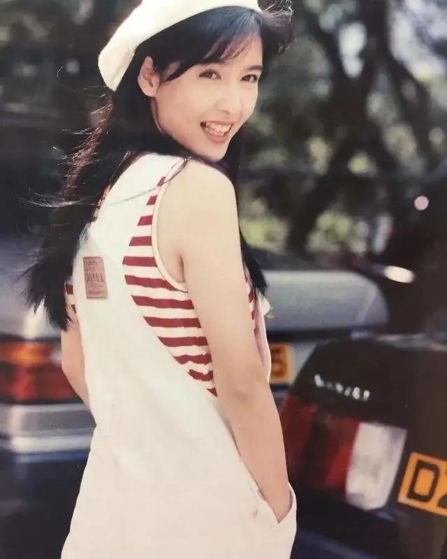 已是54岁的周慧敏，几经波折，终是圆满。