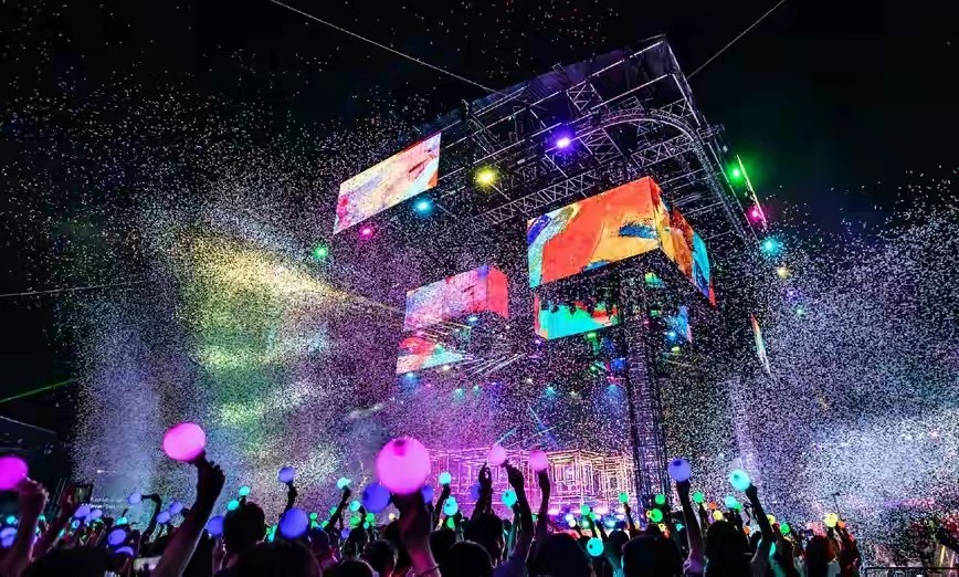 华晨宇海口火星演唱会开唱，演唱会造型风格惹争议？