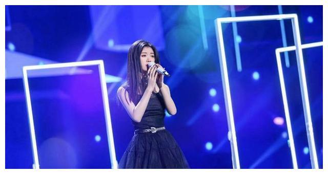 QQ音乐盛典第一批歌手官宣，出道一年，单依纯就跟周杰伦同台