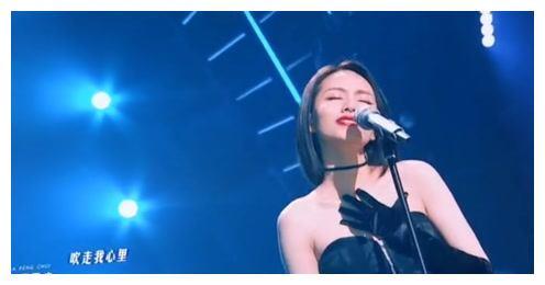 QQ音乐盛典第一批歌手官宣，出道一年，单依纯就跟周杰伦同台