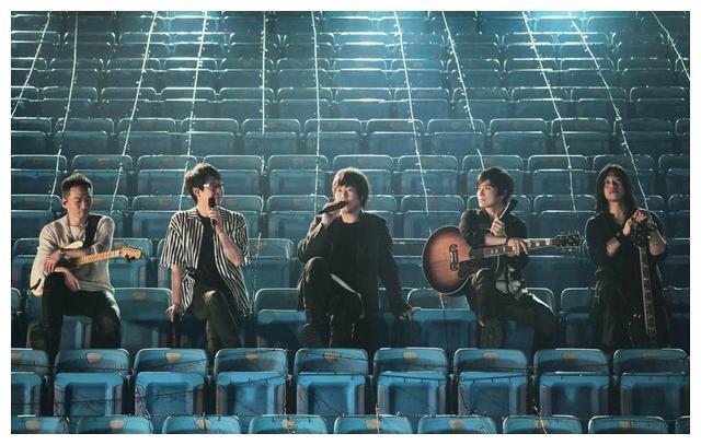 QQ音乐盛典第一批歌手官宣，出道一年，单依纯就跟周杰伦同台