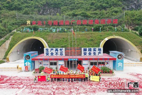 武忻高速来宾1号隧道全幅贯通