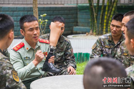 武警广西总队来宾支队邀先进典型与官兵共话使命担当