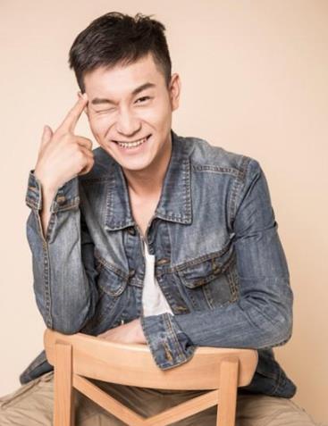 党伟《阿那亚恋情》杀青 拍戏不停被赞“劳模”