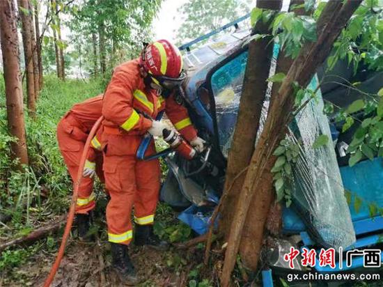 贵港市港南区消防救援人员解救被困人员。贵港市港南区消防救援大队供图 青春闪耀“火焰蓝” 热血绘就“平安曲”