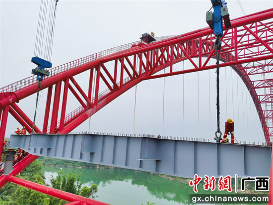 武忻高速正龙红水河特大桥首节段格子梁吊装完成