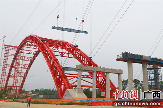 武忻高速正龙红水河特大桥首节段格子梁吊装完成