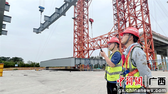 武忻高速正龙红水河特大桥首节段格子梁吊装完成