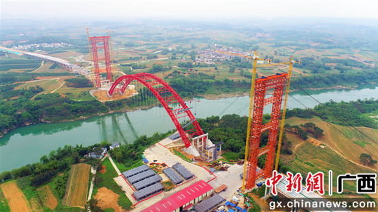 武忻高速正龙红水河特大桥首节段格子梁吊装完成