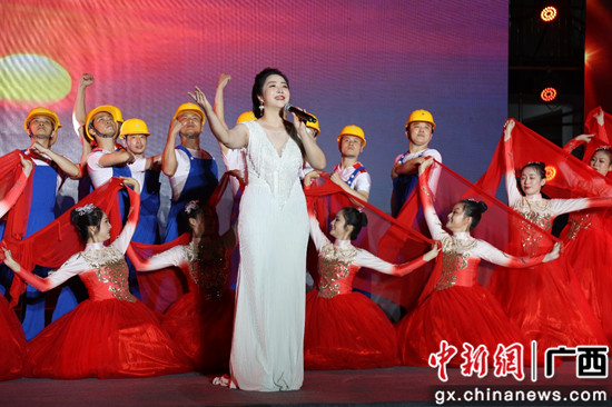 南宁市总工会庆祝“五·一”文艺晚会走进广西—东盟经开区